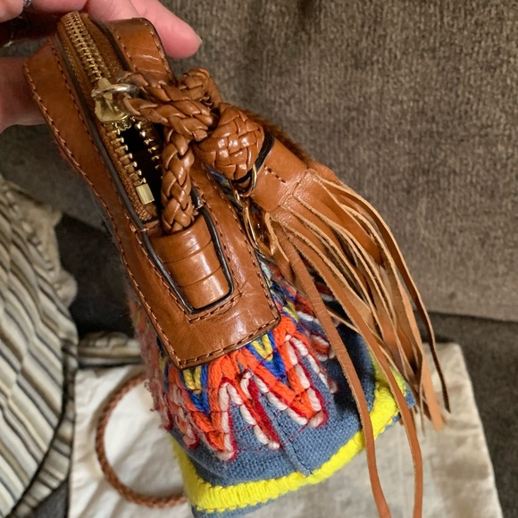 EUC🔥AUTHENTIC TORY BURCH linen/braided leather zip top crossbody with tassels - Picture 2 of 14